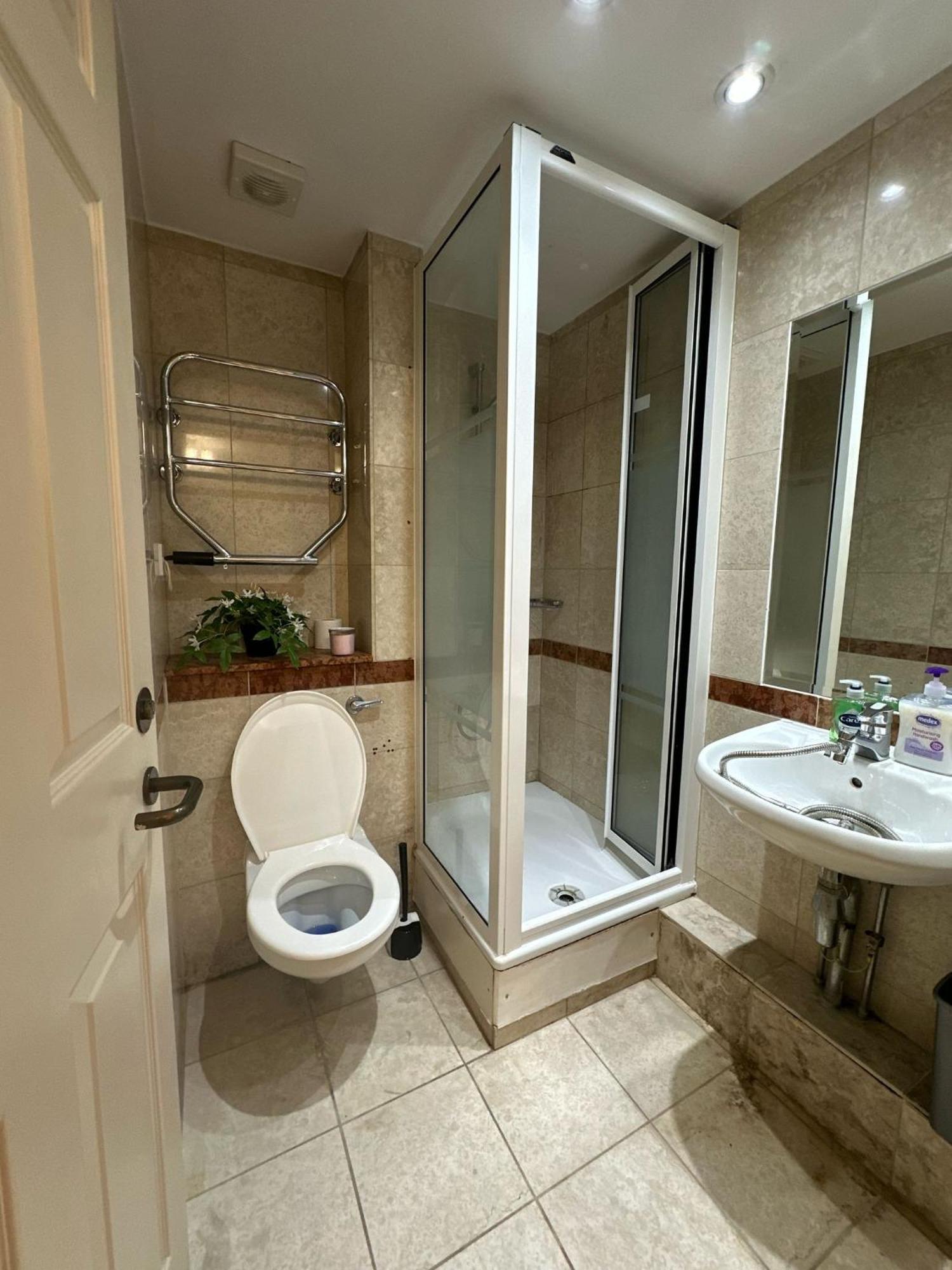 2 Bedroom With Security 24 * Londres